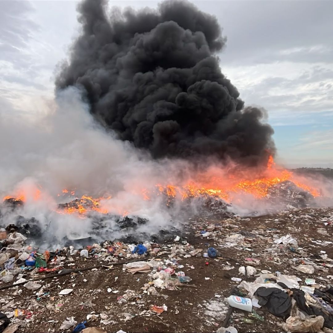 Continúa Activo Incendio en Basurero Clandestino de Tijuana; Tardarán Días en Extinguirlo